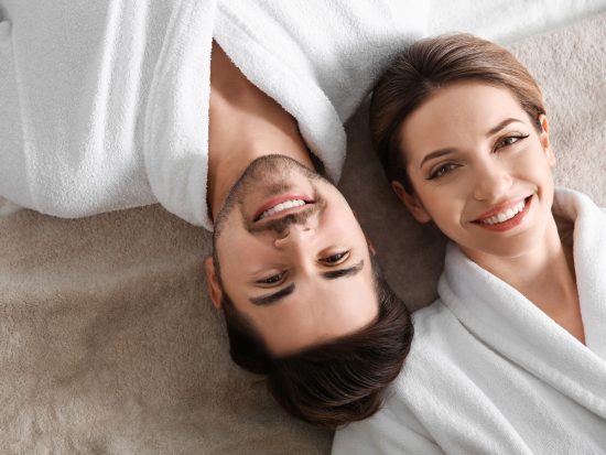 Beauty Concept Yutz - Centre de bien-être pour femmes et hommes - Homme et femme couchés et souriants